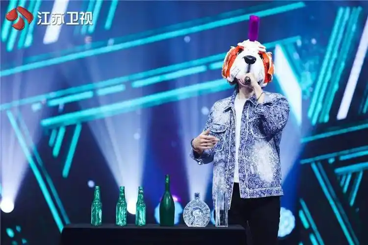 蒙面唱将猜猜猜猜评团又迎四揭面战绩神秘唱将身兼多重身份