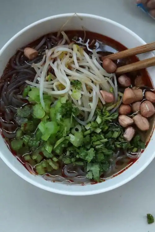 争取做个下得厨房的美女子做的酸辣粉