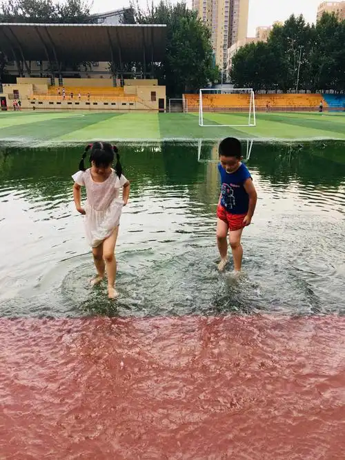 等风等雨等成湖 孙子操场踩水忙