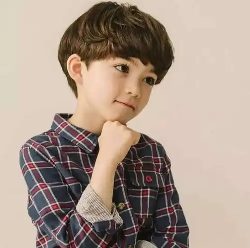 5岁萌宝发量惊人,帅气发型穿搭不输小鲜肉,他才是全网最靓的崽