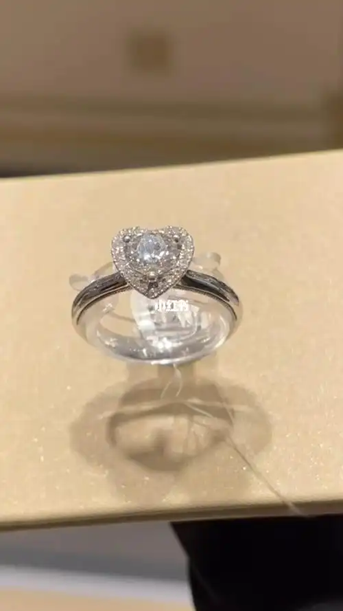 莱绅通灵蓝色火焰爱心钻戒