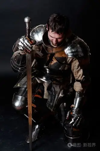 伟大的骑士拿着剑