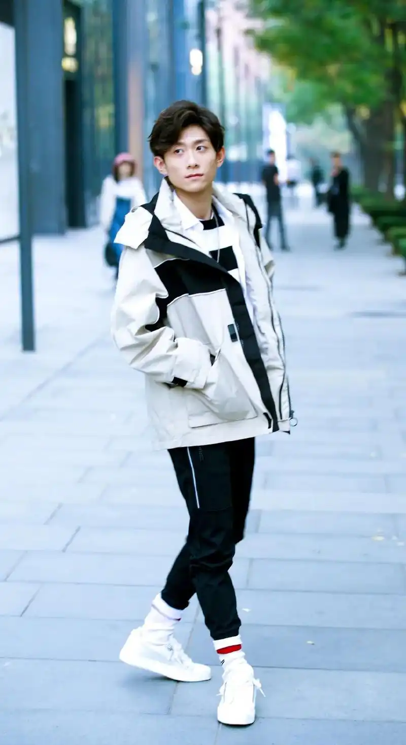原创176cm张一山时髦造型,光头拿他也没有办法,照样帅气十足!