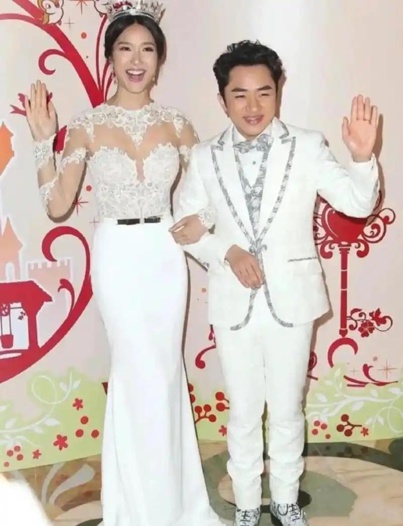 16 厘米的身高差加上雪白的婚纱,像极了童话世界里的白雪公主和小矮人