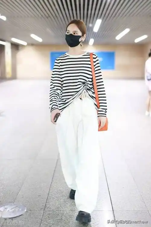 街拍杨丞琳海魂衫长袖t恤白色阔腿裤黑色运动鞋休闲随性