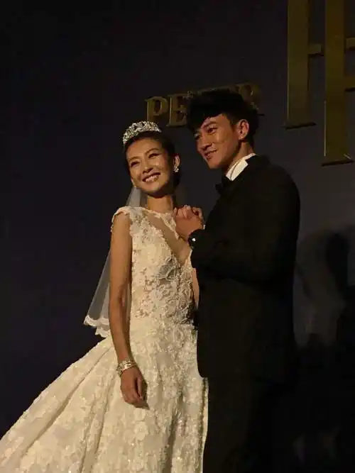 明星百态壁纸-78 何润东大婚与新娘亲吻 (30图)