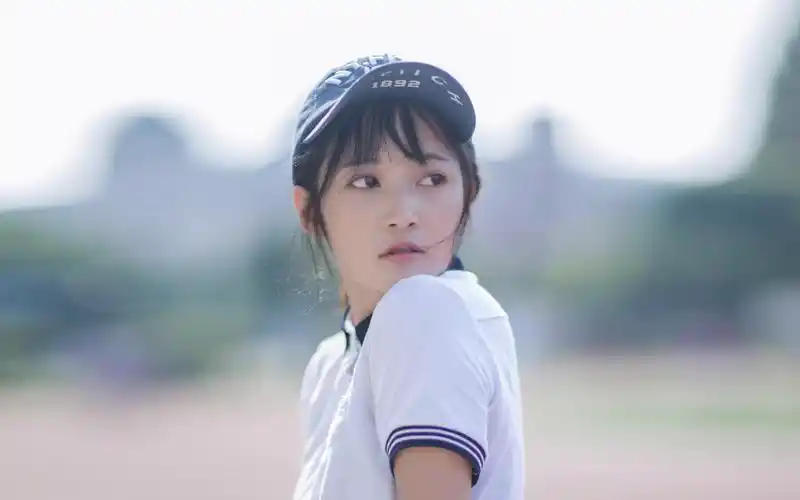 棒球女孩清新甜美户外写真电脑桌面壁纸