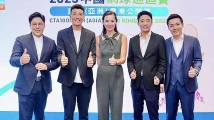 霍家三兄弟罕同框,霍启刚尽显长子风范,霍启山帅气霍启仁低调