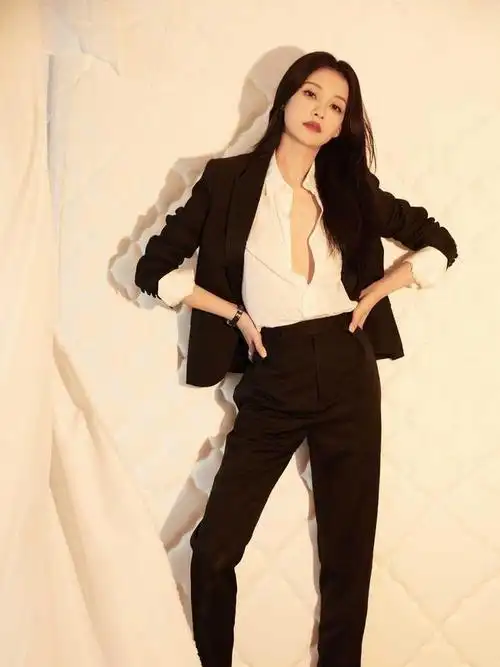 孙怡才是辣妈圈顶流扎丸子头搭配黑色抹胸连衣裙高挑纤瘦