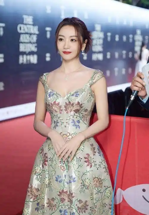 杨蓉身穿绣花礼服韵味十足 大方展露性感好身材_魅力_时尚_时装周