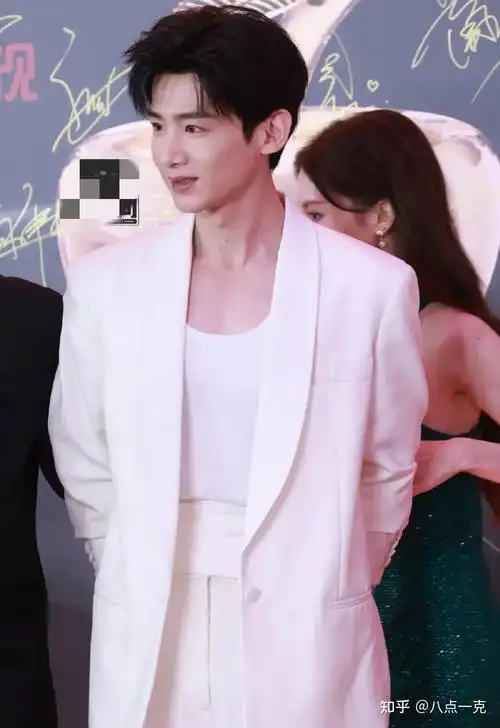 在一众黑色西装为主的红毯上,白敬亭身着纯白西装惊艳亮相,举手投足间