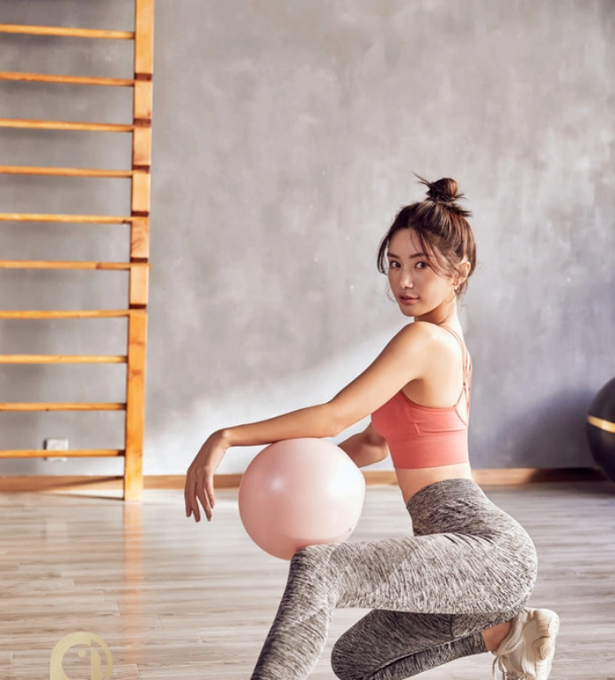 健美女神身材线条太完美,谁说女生不健身?