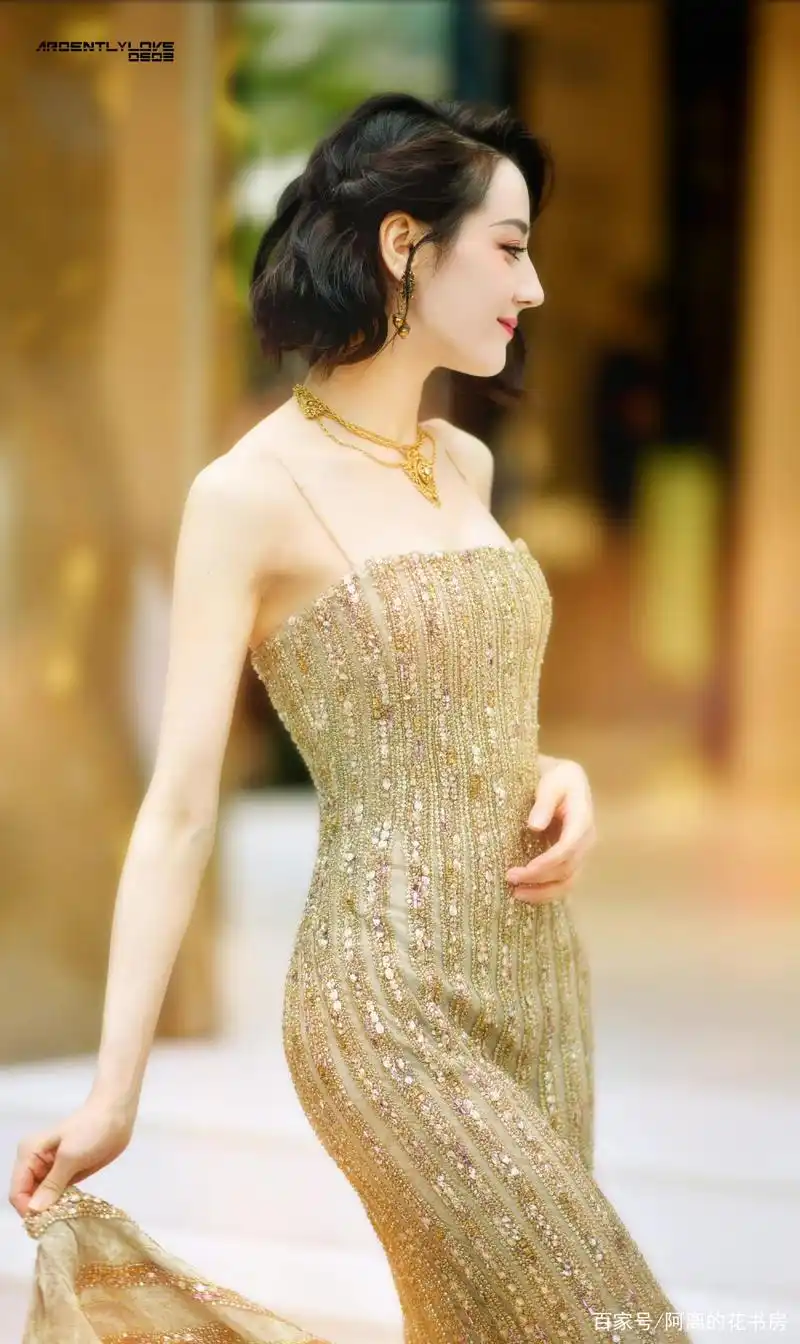 迪丽热巴今日活动图,金色抹胸长裙太惊艳了!