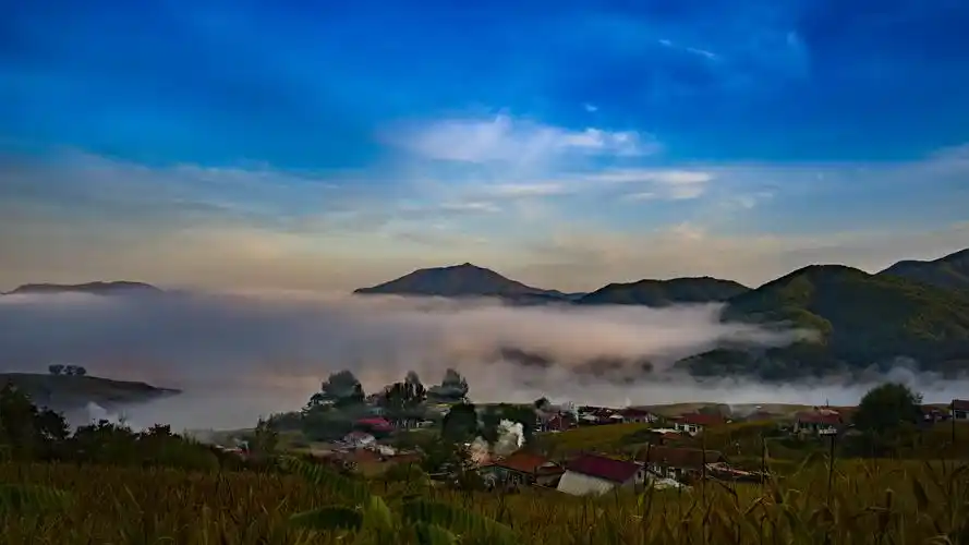 唯美山村晨雾自然风景桌面壁纸下载