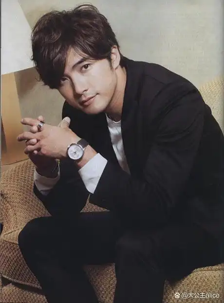 人称小美的贺军翔在个人社交账号上晒了一组照片,并配文说是最近拍的