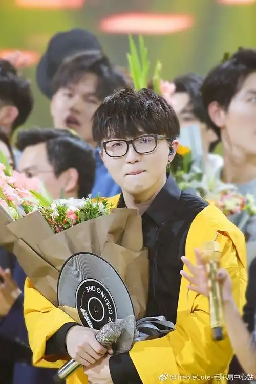 请问谁有毛不易明日之子夺冠的图片