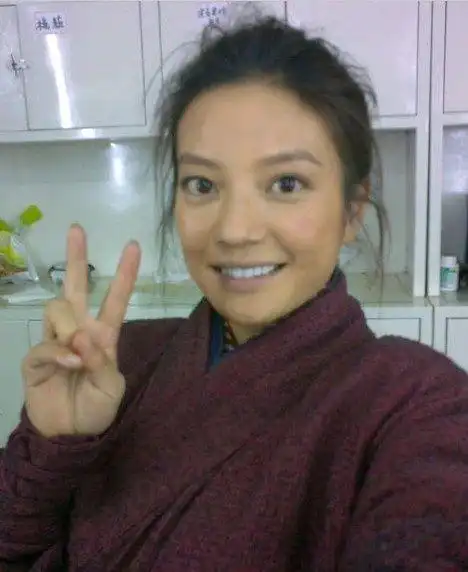 我们都被赵薇骗了,素颜近照暴露了真面目,真面目怀疑人生!