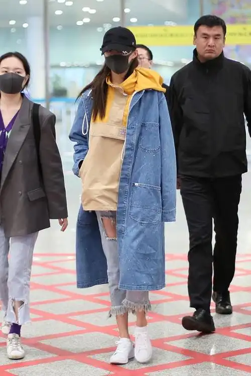 关晓彤街拍:泼墨牛仔布大衣冲锋衣 破洞牛仔裤小白鞋高挑时髦