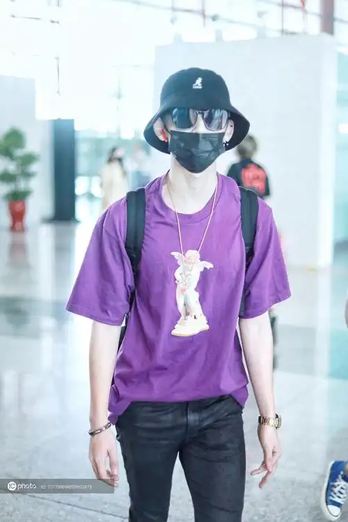 街拍小鬼王琳凯supreme紫色天使tee牛仔裤运动鞋kangol渔夫帽潮范十足