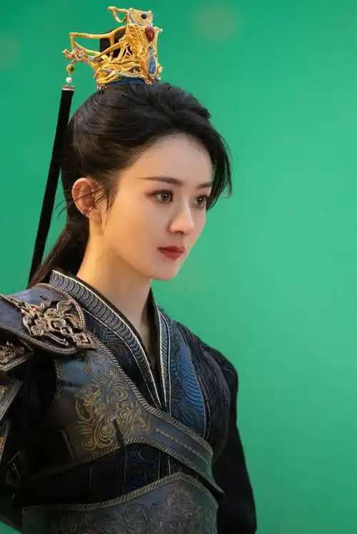 原创赵丽颖晒照宣传新剧对镜比心甜如初恋指甲漆黑引争议