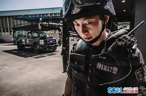 照片中,11名男子身着警服,手持装备,摆出了酷炫的pose.