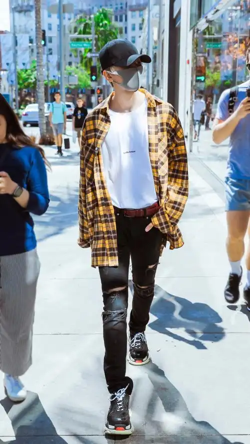 蔡徐坤穿格子衬衫搭配破洞牛仔裤现身街头口罩遮捂严实难挡帅气
