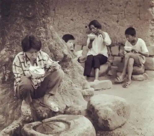 80年代农村老照片:那时吃饭席地而坐不讲究,图5女孩笑容淳朴!