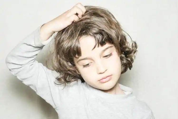 小女孩图片-听音乐的可爱小女孩素材-高清图片-摄影照片-寻图免费打包