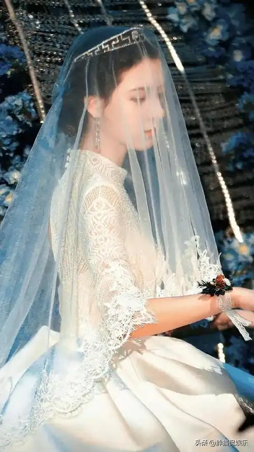 当张予曦穿上婚纱得那一刻美丽动人不愧是王思聪追求过的女生