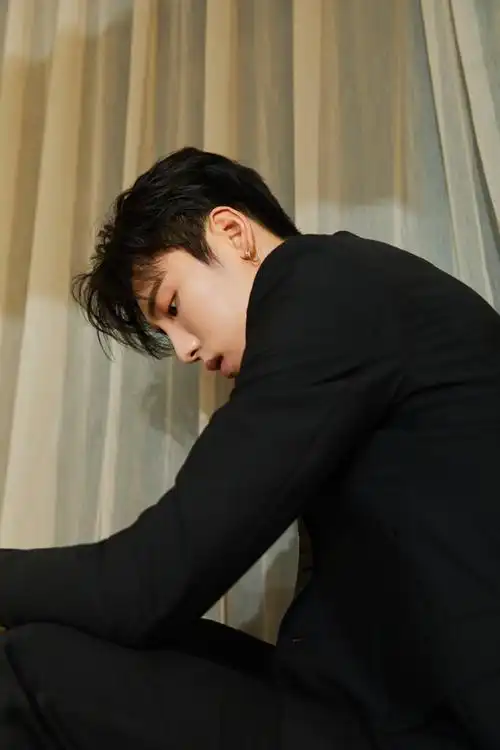 王子异黑色西服儒雅帅气图片