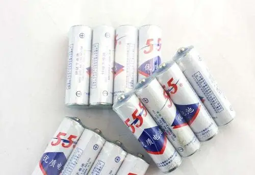 四驱兄弟给四驱车装上三五型号电池你也有过这样的经历吧