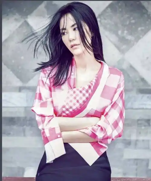 6754岁王菲现状和女儿机场被偶遇素颜穿麻花毛衣看着像30岁