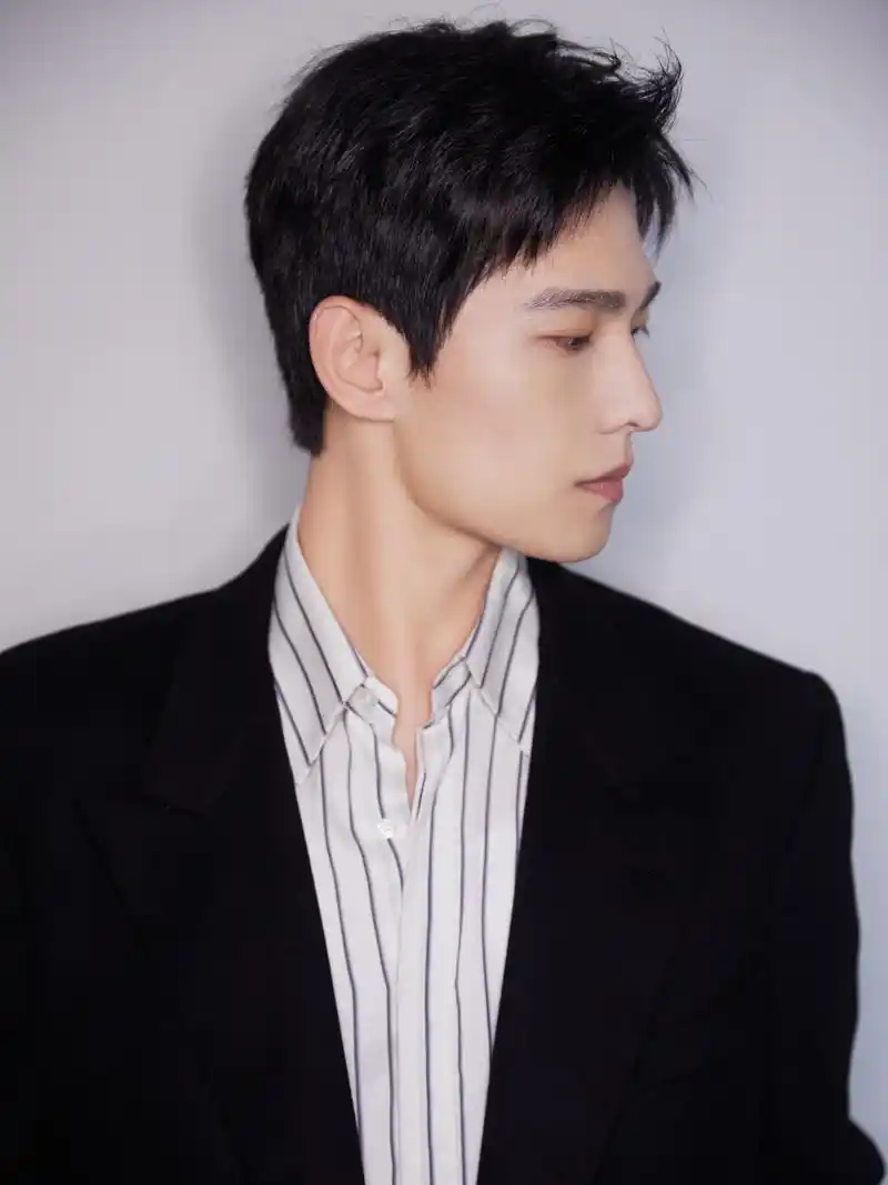 杨洋出席宣传活动,完美的侧颜和硬朗的下颚线真的太可以了