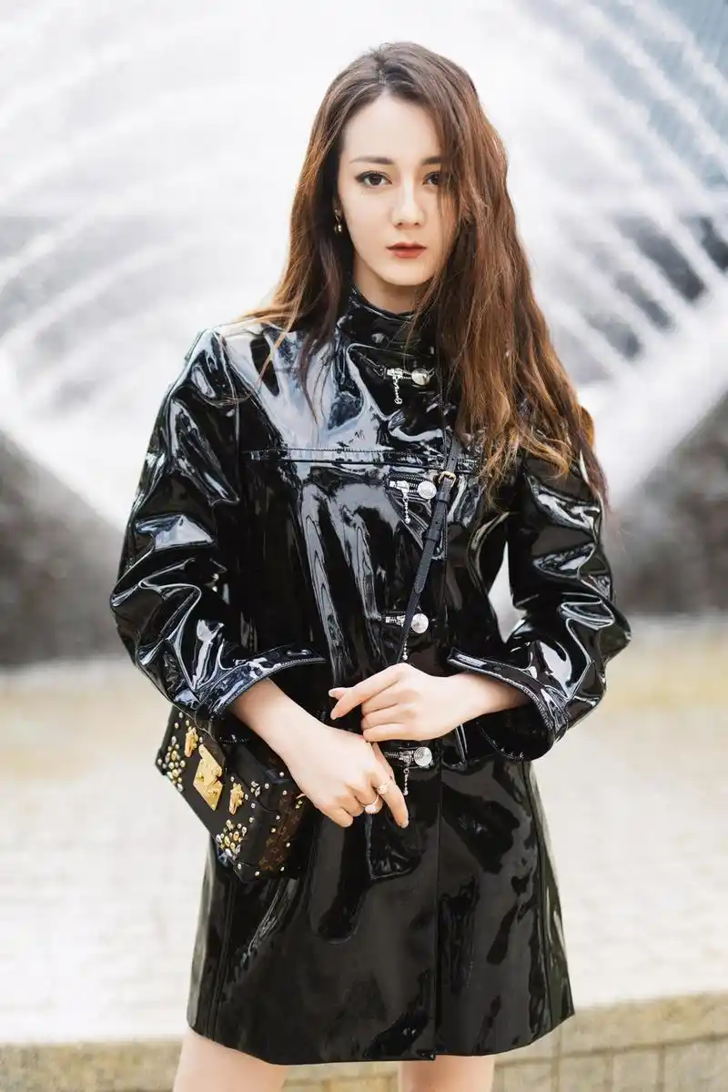 迪丽热巴黑胶造型帅气利落筷子腿又细又直惹人羡