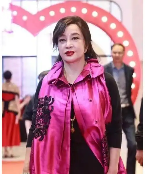 刘晓庆71岁显老态针打多了太吓人真的会起反作用自然老挺好