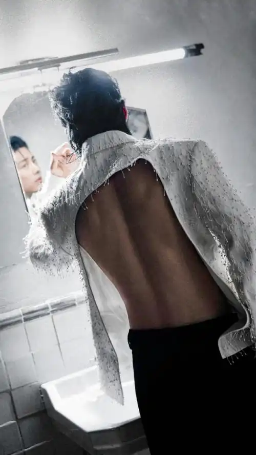 不需要内搭,多好看的后背    超绝的脸,超绝的身材#肖战壁纸