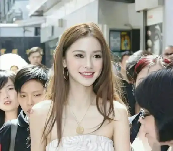 fp candid#早期芭比angelababy超话混血感十足,风格百变的甜妹玖怂