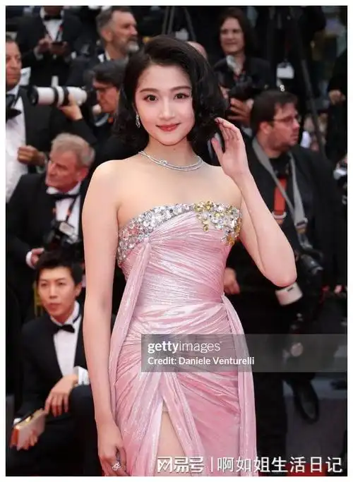 27岁珠圆玉润的关晓彤,给"白幼瘦"女星上了一课|红毯|礼服|抹胸|长腿