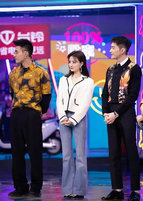 徐璐张翰一同录制节目穿小香风外套搭牛仔裤身材比例真好