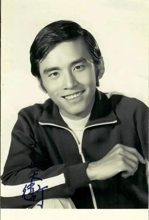 姜大卫香港著名影视男演员,英俊潇洒,风流倜傥,尤其是标志性微笑相当