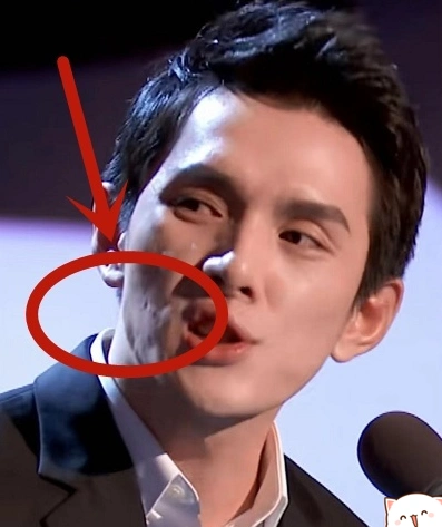 原创李佳琦素颜被曝光皮肤坑坑洼洼太真实这是用了百万化妆品的脸