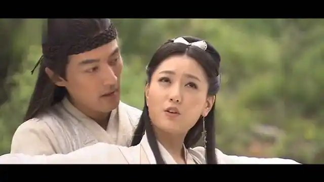 胡歌和白冰演唱这首《美丽的神话》深情感人,前奏响起,太经典了