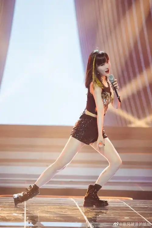 【7.10 黄龄】一身精神干练的套装配上至臻美音,我姐@黄龄 踏.