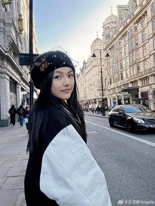 14岁王诗龄近照曝光穿粉色抹胸裙粉嫩惊艳肩颈线优越又瘦又美