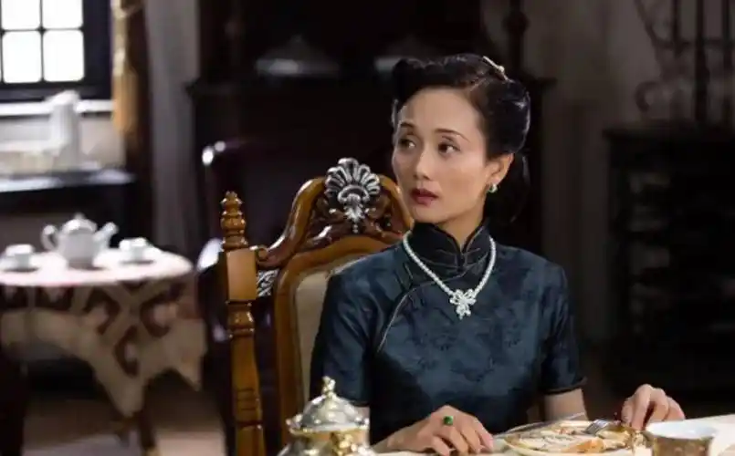 "贵妇专业户"李颖:自带贵气戏路受限,出道27年,56岁风采依旧_因为