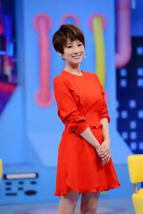 节目中谢楠爆料父子俩在家经常进行枕头大战,更有吴京在家带儿子运动