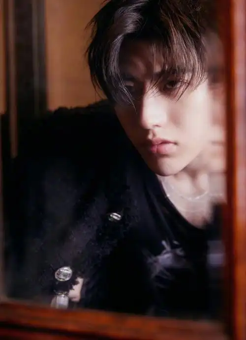 蔡徐坤黑色造型神秘性感