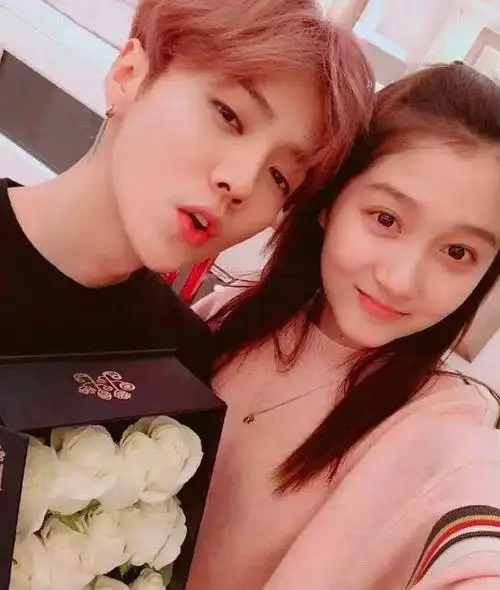 鹿晗高调为关晓彤庆生女方中指戴戒指疑订婚7年恋情修成正果