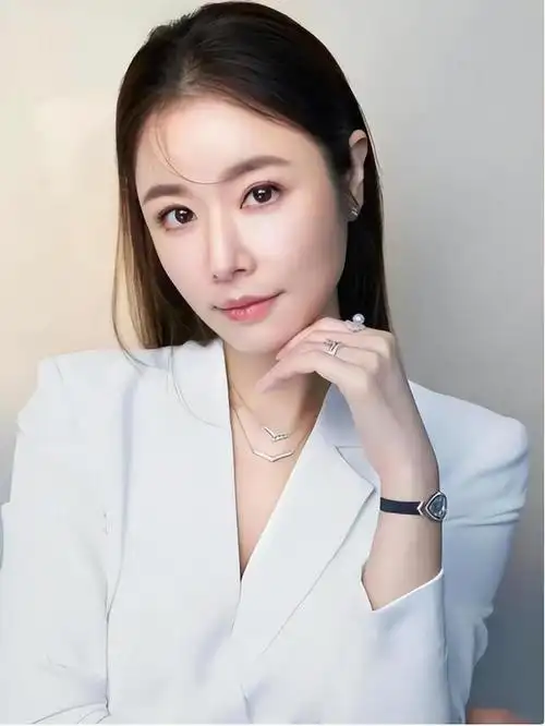 47岁林心如老到认不出!穿宽松t恤显苍老,素颜出镜似寻常大婶