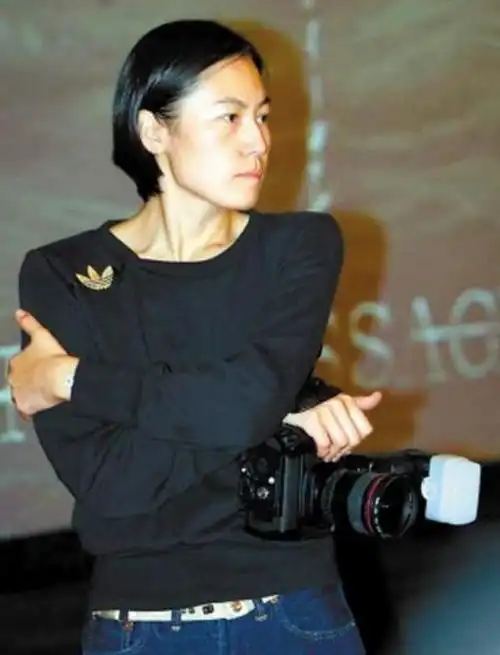 二,在名师的教导下,高原很快就掌握了拍照的基本技巧,随着拍摄的照片